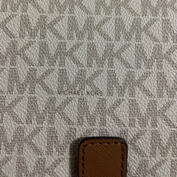 Michael Kors Jet Set Travel Vanilla Wallet - Picture 8 of 8